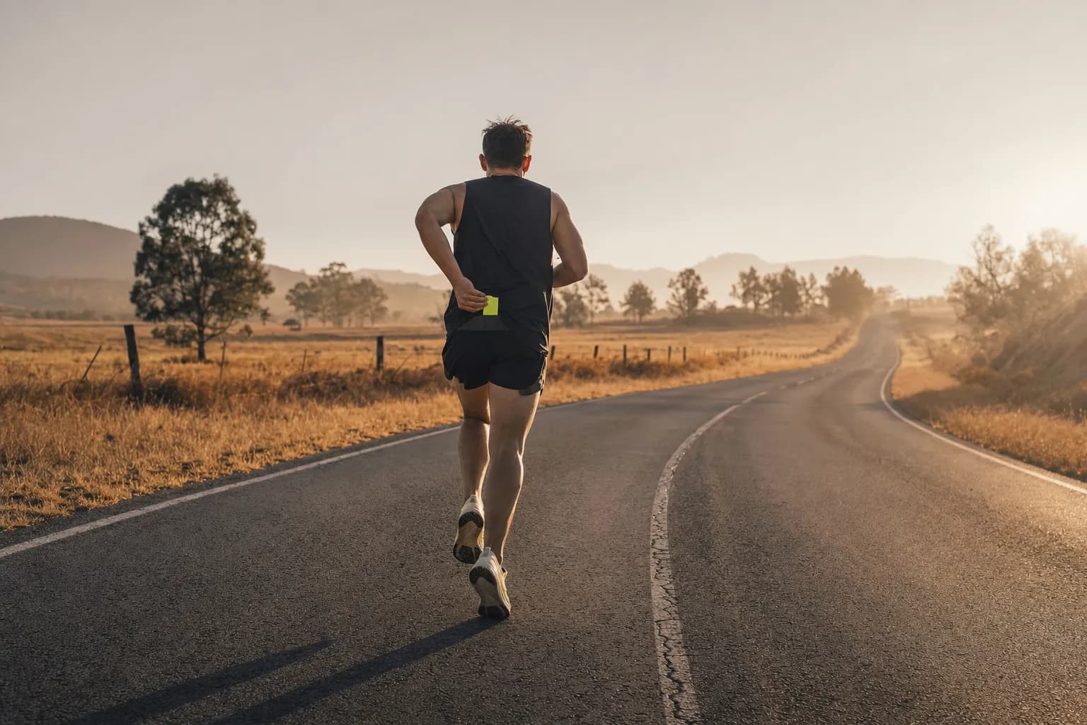 Coureur se ravitaillant pendant l'effort.