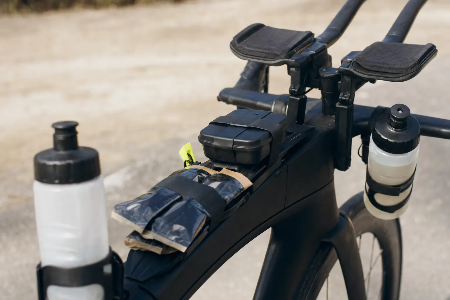 Vélo de triathlon équipé de nutrition : bento, gels, bidons.