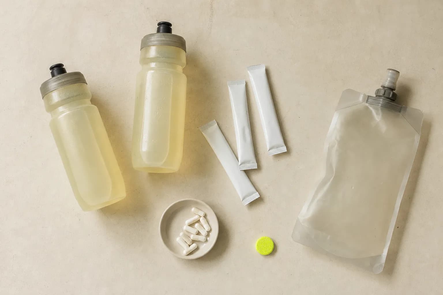 Kit d'hydratation à plat : bidons, sticks d'électrolytes, sel.