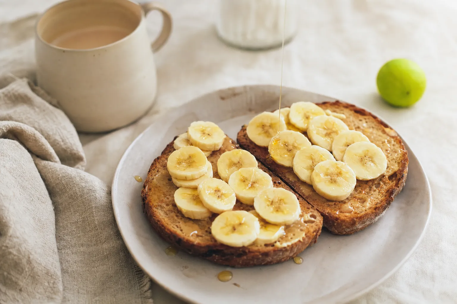 Tartines au miel et banane — petit-déjeuner riche en glucides.