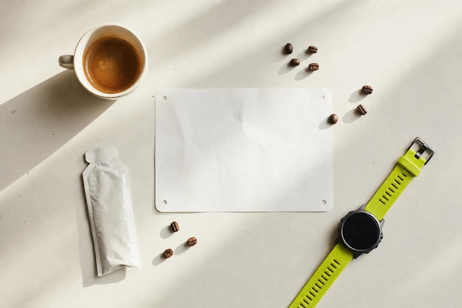 Espresso, dossard et gel énergétique — le rituel caféine du coureur.